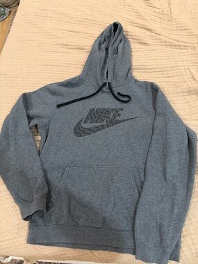 Nike Men’s Heather Gray Pullover Hoodie with Black Logo